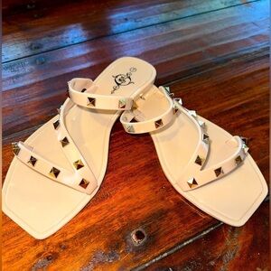 EUC - SOLE MATES - NUDE GOLD STUDS sandals size 7